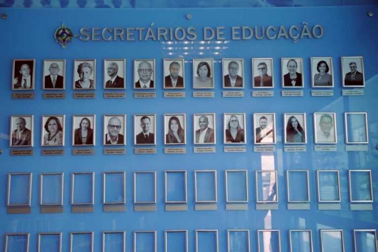 Mural homenageia secretários pioneiros da Secretaria de Estado da Educação