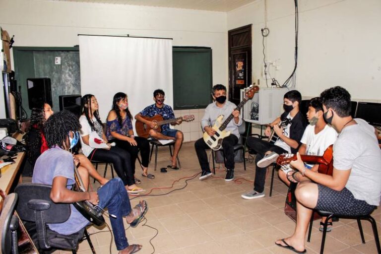 Jovens atendidos pelo TerPaz participam de oficina de música no bairro da Cabanagem
