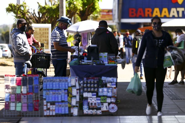 Confiança do empresário do comércio sobe 4,1% em novembro, diz CNC
