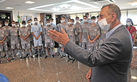 Governador em exercício, Antonio Andrade, recebe equipe sub-17 da Escolinha da Polícia Militar no Palácio Araguaia