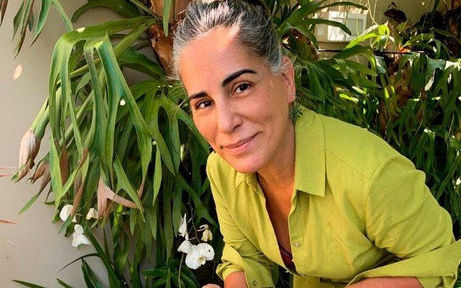 Aos 57 anos, Gloria Pires assume cabelos brancos contra vontade da família