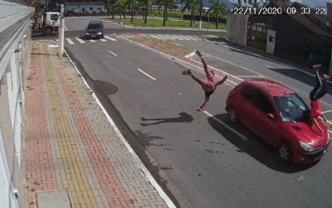 Casal ‘voa’ após ser atingido por carro desgovernado; assista o vídeo