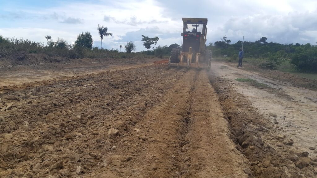 Manutenção feita pelo Governo do Amapá em ramais do interior garante tráfego durante o inverno