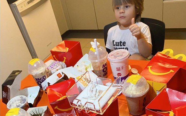 Menino pega o celular da mãe e faz compra de R$ 400 no McDonald’s
