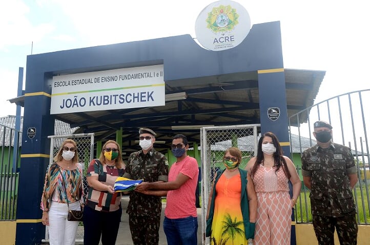 Escolas estaduais de Cruzeiro do Sul recebem visita de general do Exército