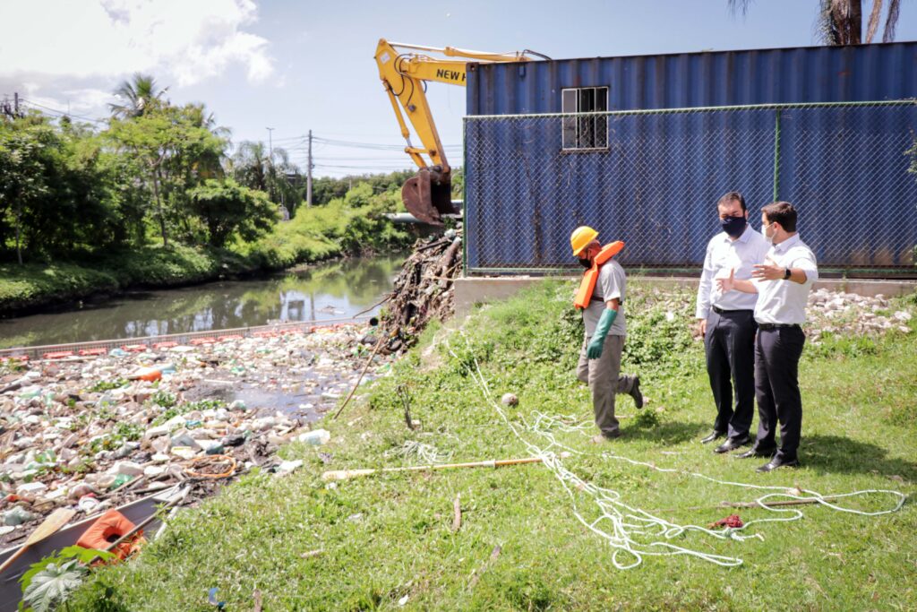 Governo do Estado inicia operação de ecobarreiras em Jacarepaguá