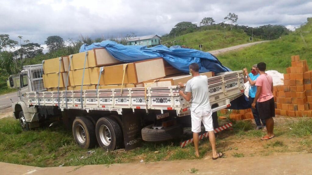 Governo entrega equipamentos e mobiliário em escolas de Cruzeiro do Sul