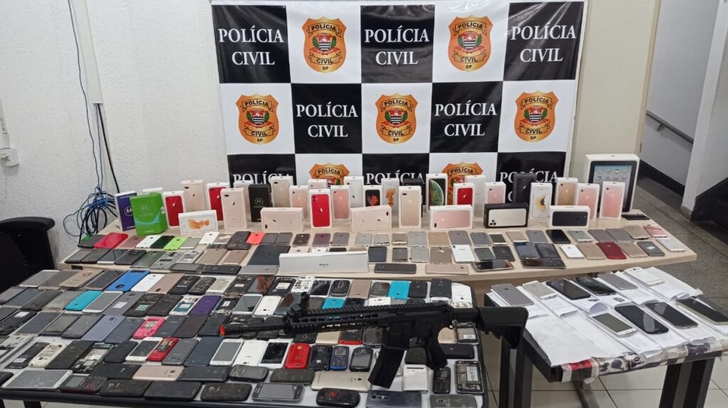 Polícia Civil apreende centenas de celulares de origem ilícita em loja da zona leste
