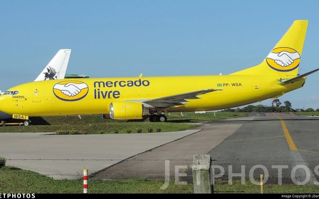 Boeing 737-400 cargueiro com pintura do Mercado Livre é flagrado