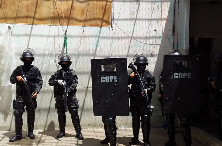 Com apoio do COPE, presídio de Bataguassu retira excesso de pertences das celas e uniformiza detentos