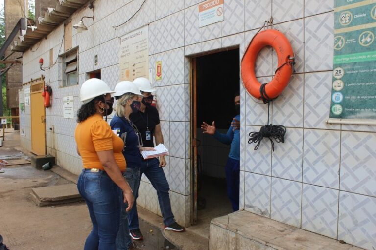 Servidores promovem ação de conscientização sobre o volume de lixo gerado na área portuária em Porto Velho