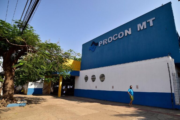 Procon-MT promove palestra sobre educação financeira com o economista Vivaldo Lopes