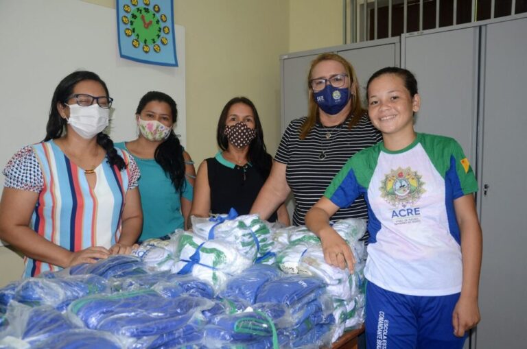 Em Cruzeiro do Sul, governo entrega de uniformes nas escolas públicas estaduais