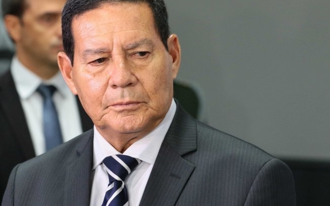 Mourão tenta amenizar crise com a China após provocações de Eduardo Bolsonaro