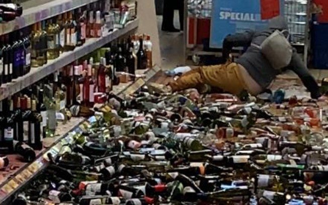 Mulher é presa por quebrar mais de 500 garrafas em ataque de fúria em mercado