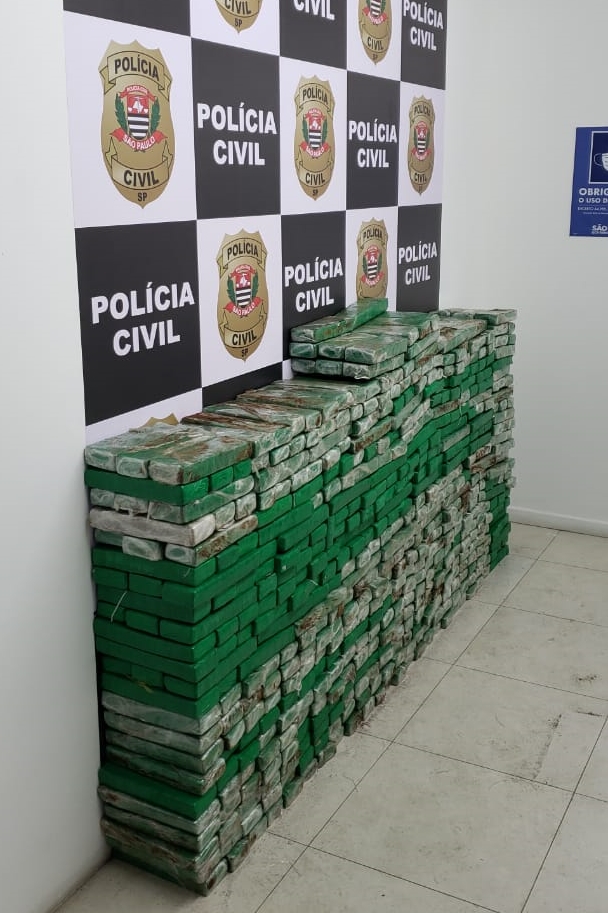 Polícia Civil de Taboão da Serra prende dois homens com 621 tijolos de maconha