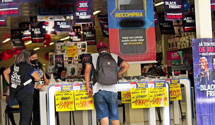 Procon na palma da mão garante direitos do consumidor durante a Black Friday