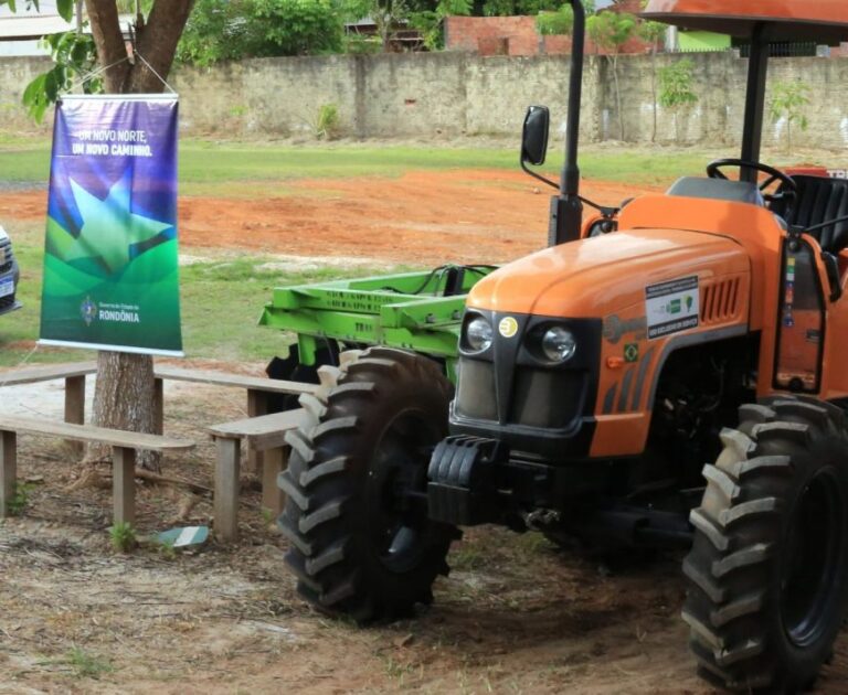 Governo realiza entrega de trator agrícola e carreta de pneus com grade aradora para universidade de Rolim de Moura