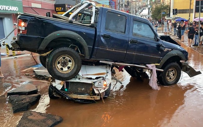 Enxurrada arrasta mais de 20 veículos e derruba caminhão em São Carlos