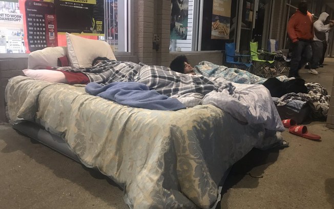 Mulher leva cama para fila e espera deitada pela Black Friday nos EUA