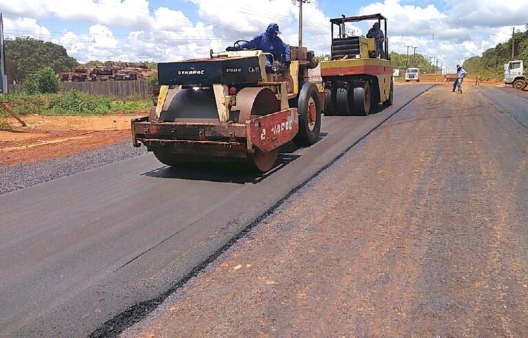 MT-208 começa a receber aplicação de capa asfáltica e obras avançam em Aripuanã