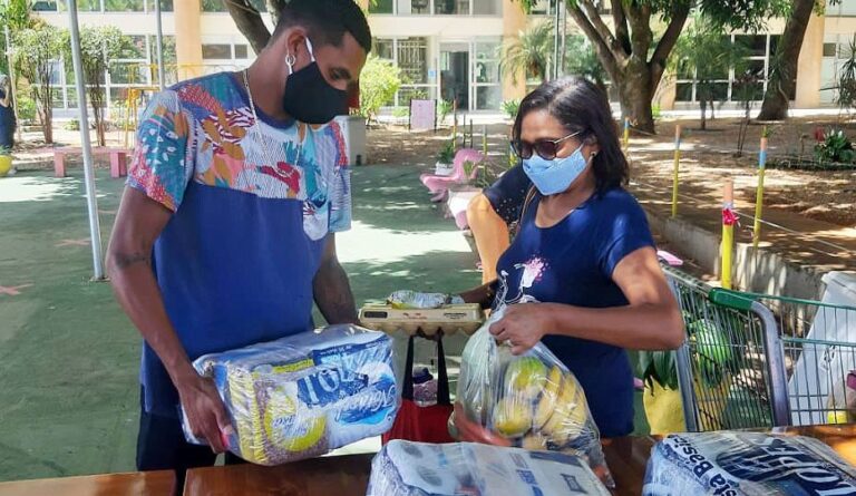 Pacientes com câncer recebem cestas básicas no Hospital de Base