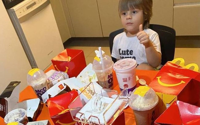 Criança pega o celular da mãe e gasta R$ 400 em lanches de fast-food