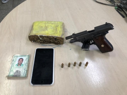 Após perseguição de carro, Polícia prende homem por tráfico de drogas e porte ilegal de arma de fogo no Santos Dumont
