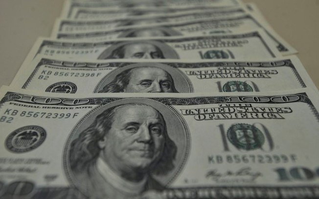 Dólar termina dia com leve queda e acumula recuo de 7,2% em novembro
