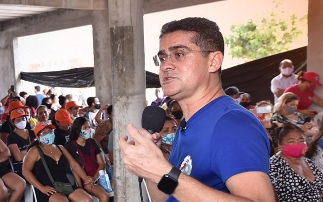 “Um misto de alegria, de dor”, diz prefeito eleito de Manaus após enterrar a mãe