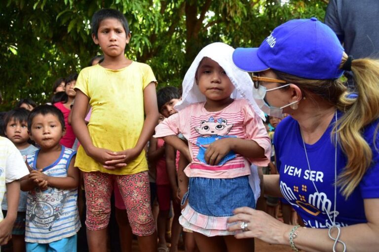 Primeira-dama visita comunidades indígenas em três municípios e leva 4 mil cestas básicas
