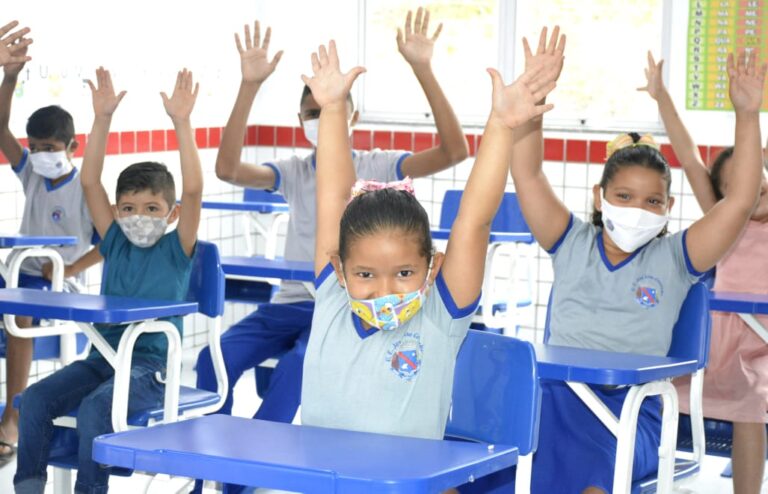 Programa Escola Digna e Escola de tempo integral promovem benefício para educação do Estado. Ouça: