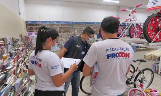 Procon autua quatro estabelecimentos, durante a Black Friday, por propaganda enganosa e ausência de preço