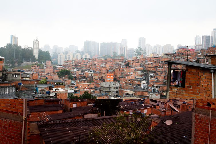 Projeto leva acesso à internet para 2.300 famílias de favelas em SP