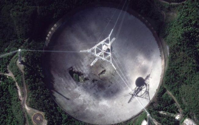 Radiotelescópio gigante colide em Arecibo, Porto Rico