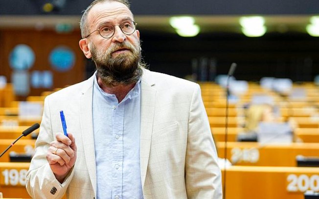 Flagrado em orgia com 25 homens, eurodeputado de extrema-direita renuncia