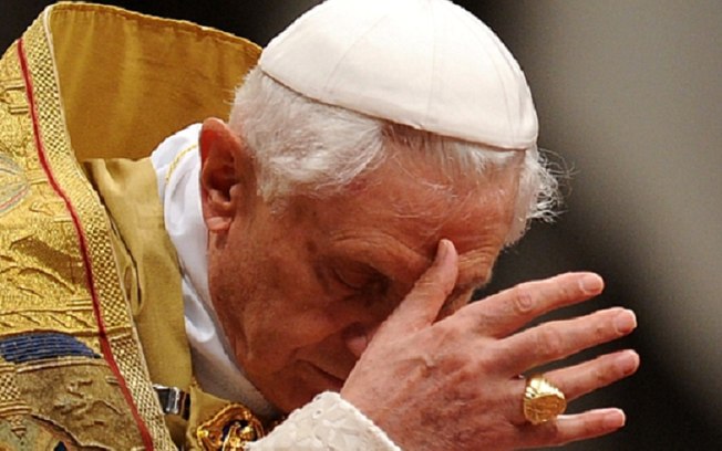 Papa emérito Bento XVI apresenta dificuldade para falar, revela cardeal
