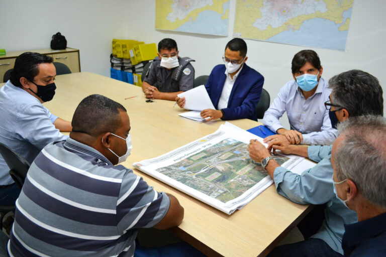 Autoridades e moradores discutem solução para o Jardim Via Dutra em Arujá