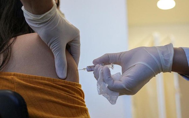 Anvisa estuda uso emergencial de vacina contra Covid-19 no Brasil, diz jornal