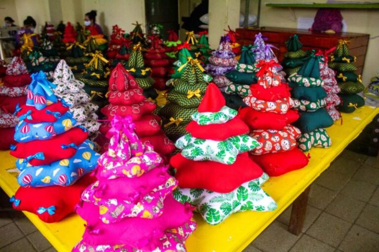 Internas do Centro de Recuperação Feminino (CRF) produzem árvores de Natal artesanais