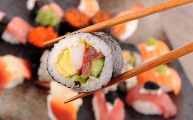Mulher descobre verme dentro do corpo meses após comer sushi ‘azedo’
