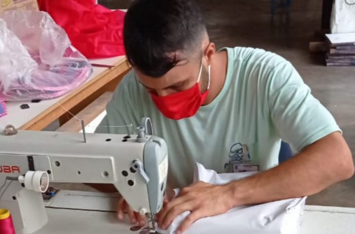 Na prisão, Marcelo encontrou uma profissão e renovou a esperança com a costura do couro