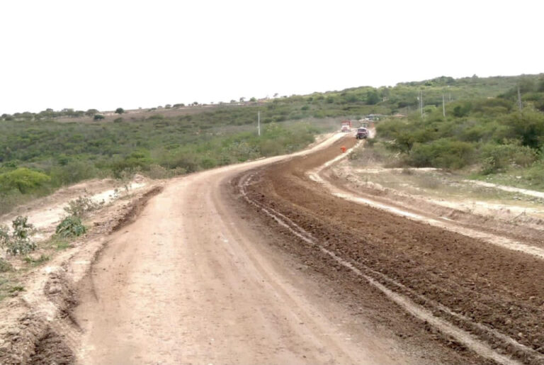 Obras no trecho final da PE-193 em fase de pavimentação
