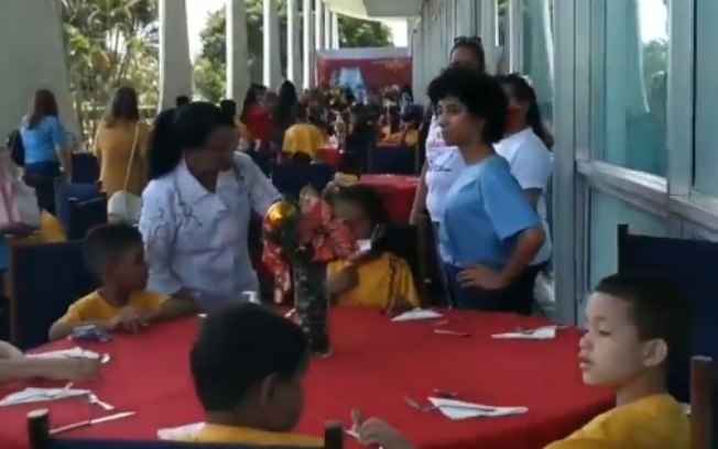Damares filma almoço promovido por Michelle Bolsonaro para 51 crianças; assista