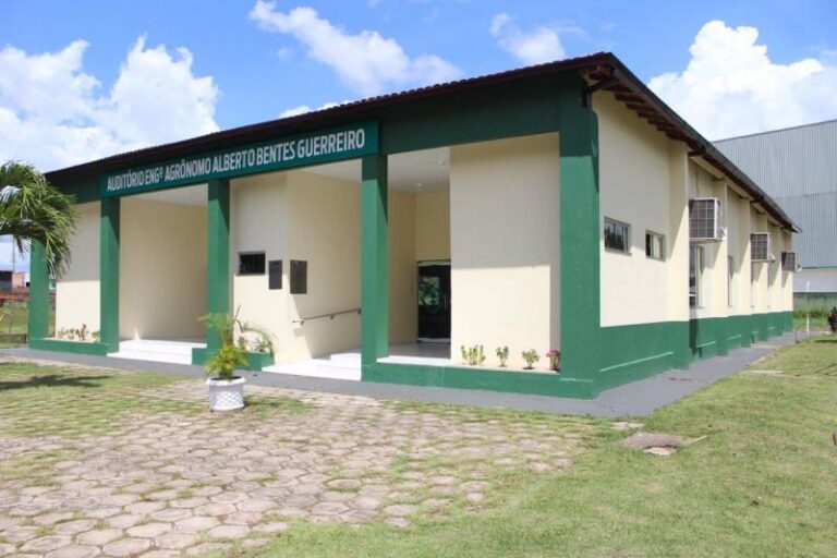 Emater faz 55 anos, entrega novo espaço e homenageia funcionários