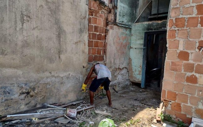 Professora cria vaquinha online para reformar casa de aluno em comunidade do Rio