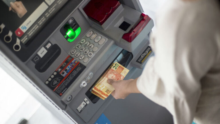 Servidores públicos estaduais recebem segunda parcela do 13º em 15 de dezembro; injeção total será de R$ 2,45 bilhões na economia