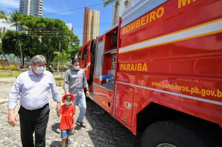 João Azevêdo destina viatura de combate a incêndio e salvamento do Corpo de Bombeiros para o Cariri