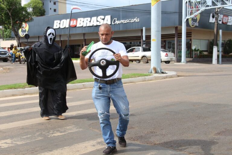 Detran Rondônia orienta usuários com encenação teatral na rua sobre as consequências do desrespeito à legislação de trânsito