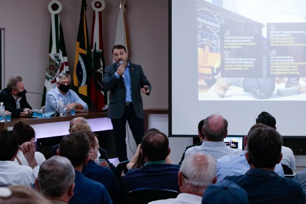 Em Pinhalzinho, governador apresenta programas para mitigar efeitos da estiagem no campo
